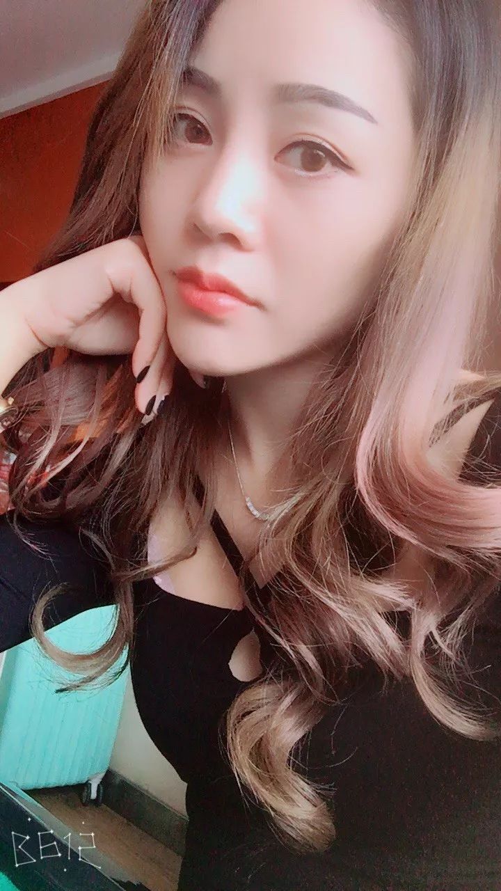 你的私人av 你被困在当下与过去的夹层里海报