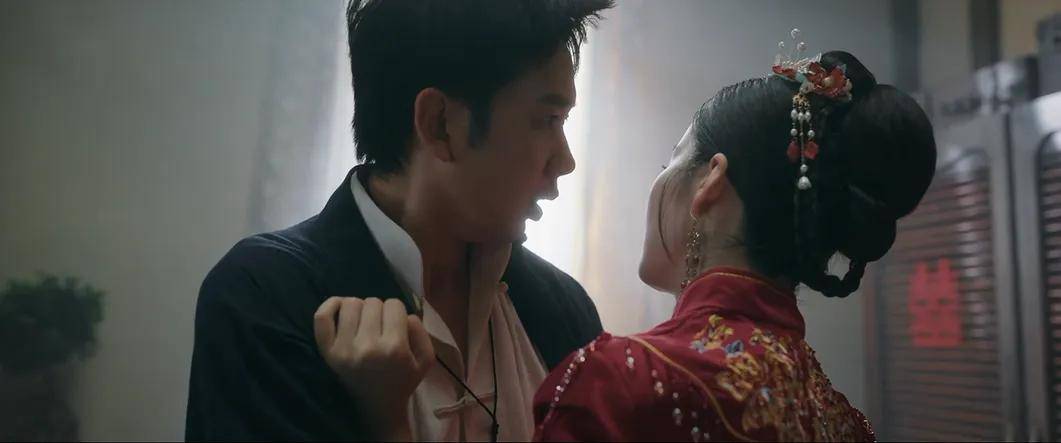 带剧情的热点海报